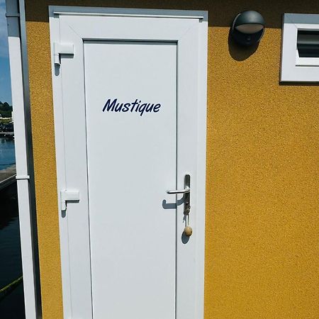 " Mustique" Cozy & Romantic Houseboat In Maastricht Exterior photo