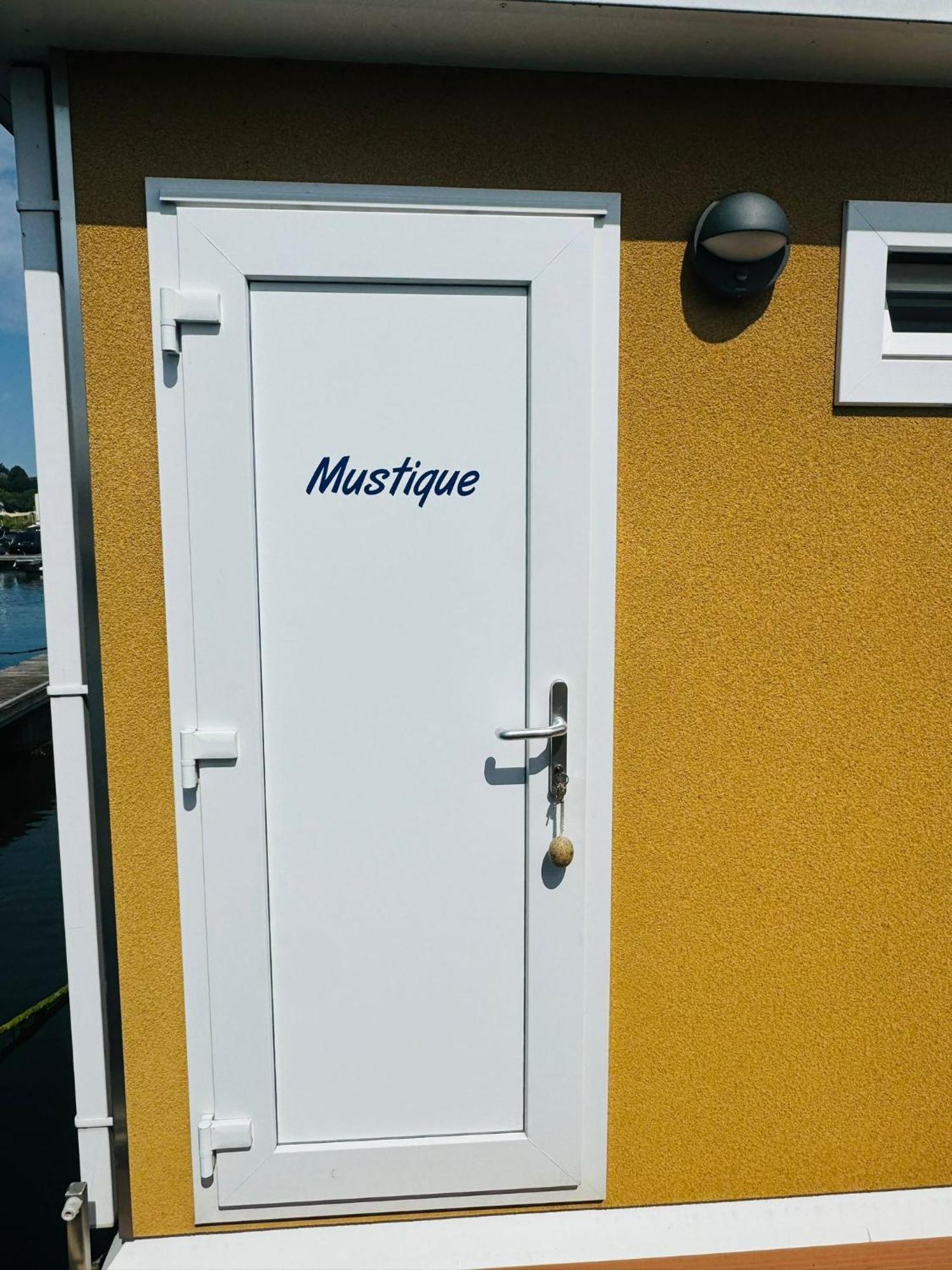 " Mustique" Cozy & Romantic Houseboat In Maastricht Exterior photo